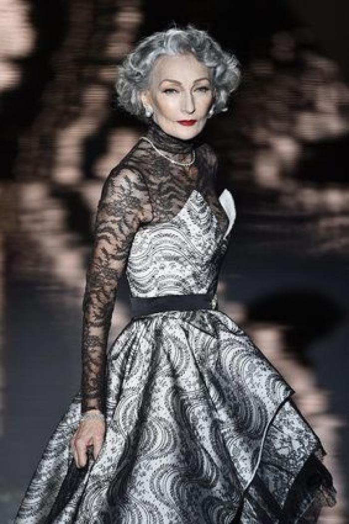 Desfile Andrés Sarda en la 60ª MBFWMadrid: azafatas, misses y transparencias (FOTOS)