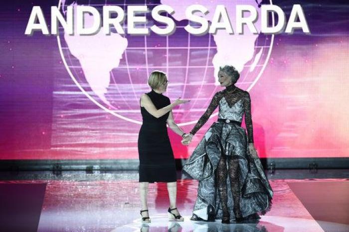 Desfile Andrés Sarda en la 60ª MBFWMadrid: azafatas, misses y transparencias (FOTOS)