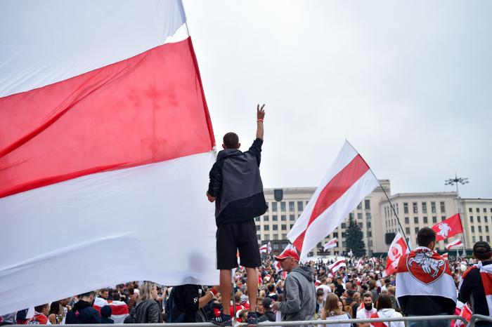 Fusil en mano y con chaleco antibalas: así ha llegado Lukashenko a la residencia presidencial tras las protestas