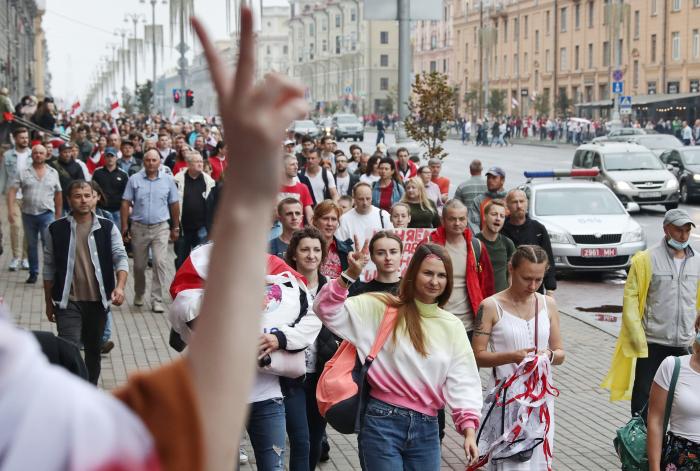 Fusil en mano y con chaleco antibalas: así ha llegado Lukashenko a la residencia presidencial tras las protestas