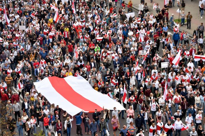 Fusil en mano y con chaleco antibalas: así ha llegado Lukashenko a la residencia presidencial tras las protestas