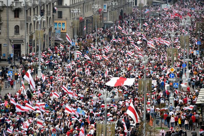Fusil en mano y con chaleco antibalas: así ha llegado Lukashenko a la residencia presidencial tras las protestas