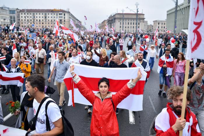 Fusil en mano y con chaleco antibalas: así ha llegado Lukashenko a la residencia presidencial tras las protestas