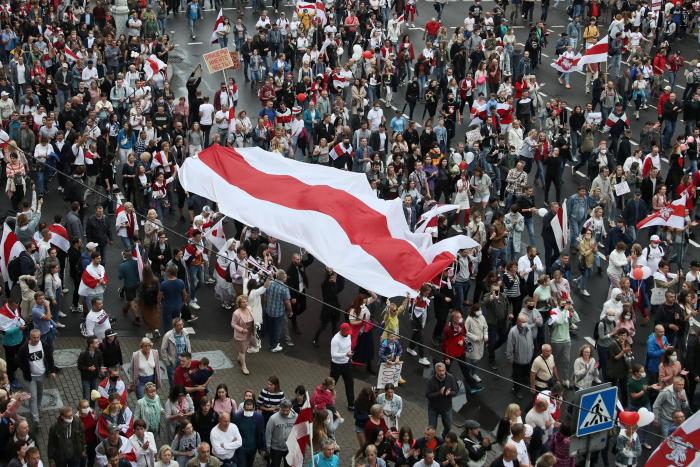 Fusil en mano y con chaleco antibalas: así ha llegado Lukashenko a la residencia presidencial tras las protestas