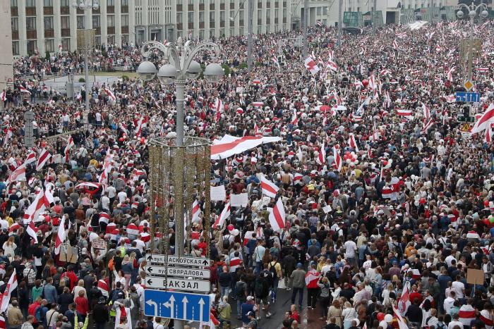 Fusil en mano y con chaleco antibalas: así ha llegado Lukashenko a la residencia presidencial tras las protestas