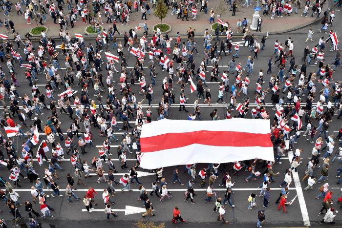 Fusil en mano y con chaleco antibalas: así ha llegado Lukashenko a la residencia presidencial tras las protestas