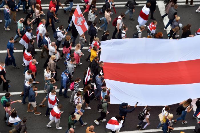 Fusil en mano y con chaleco antibalas: así ha llegado Lukashenko a la residencia presidencial tras las protestas