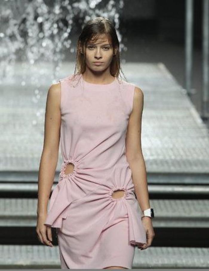 Vestidos que cambian de color con el agua: la propuesta de Pepa Salazar en el Samsung EGO de la 60ª MBFWMadrid (FOTOS)