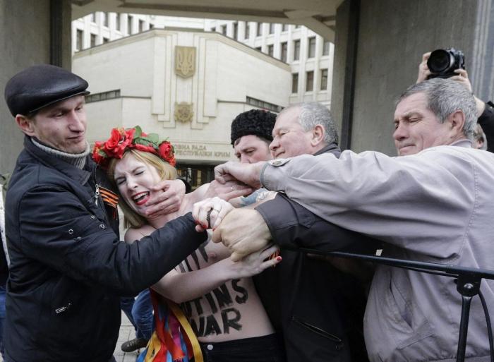 Los gritos contra las Femen en Crimea: "¡Prostitutas!" (FOTOS)
