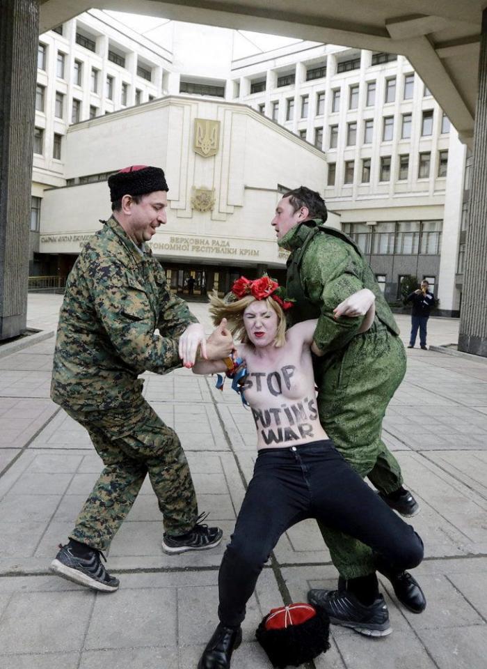 Los gritos contra las Femen en Crimea: "¡Prostitutas!" (FOTOS)