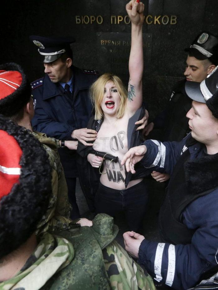 Los gritos contra las Femen en Crimea: "¡Prostitutas!" (FOTOS)