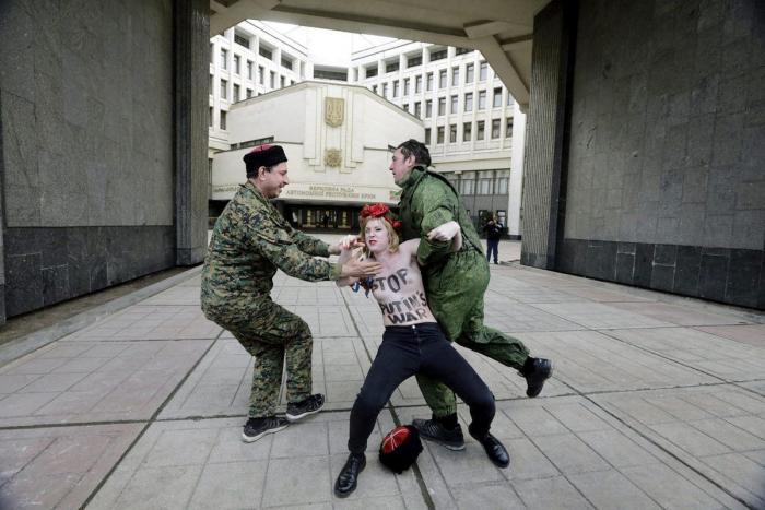 Los gritos contra las Femen en Crimea: "¡Prostitutas!" (FOTOS)