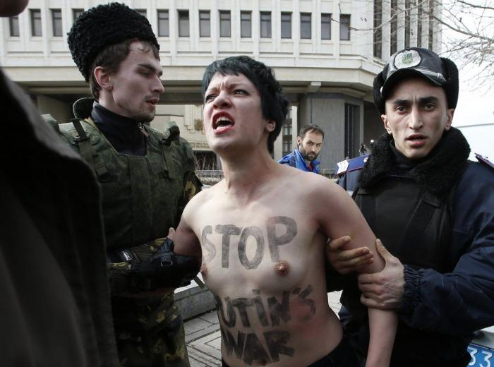 Los gritos contra las Femen en Crimea: "¡Prostitutas!" (FOTOS)