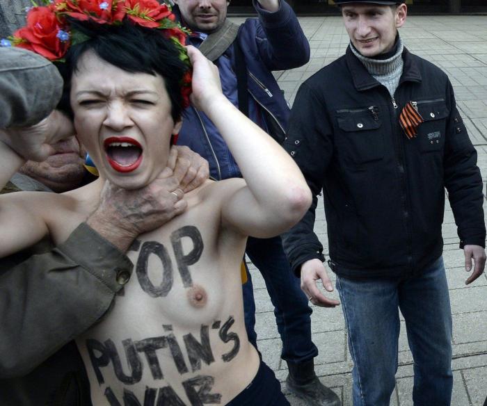 Los gritos contra las Femen en Crimea: "¡Prostitutas!" (FOTOS)