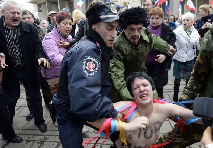 Los gritos contra las Femen en Crimea: "¡Prostitutas!" (FOTOS)
