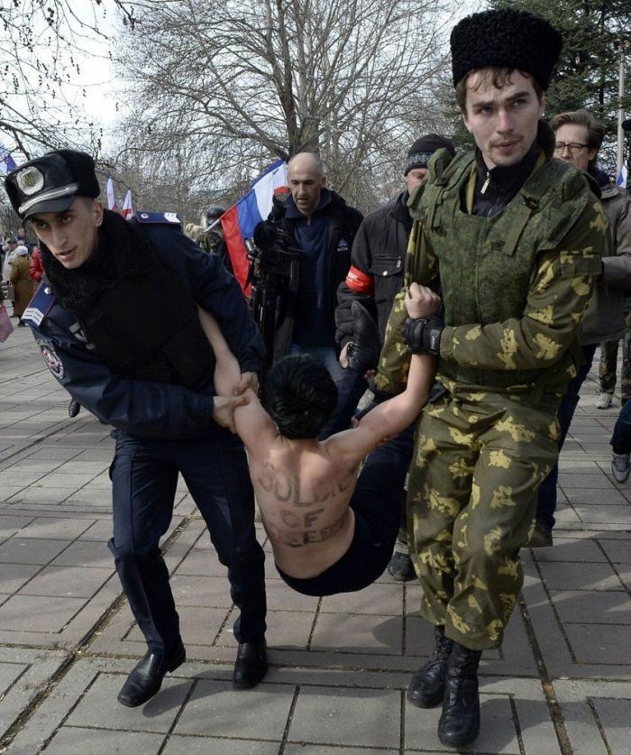 Los gritos contra las Femen en Crimea: "¡Prostitutas!" (FOTOS)