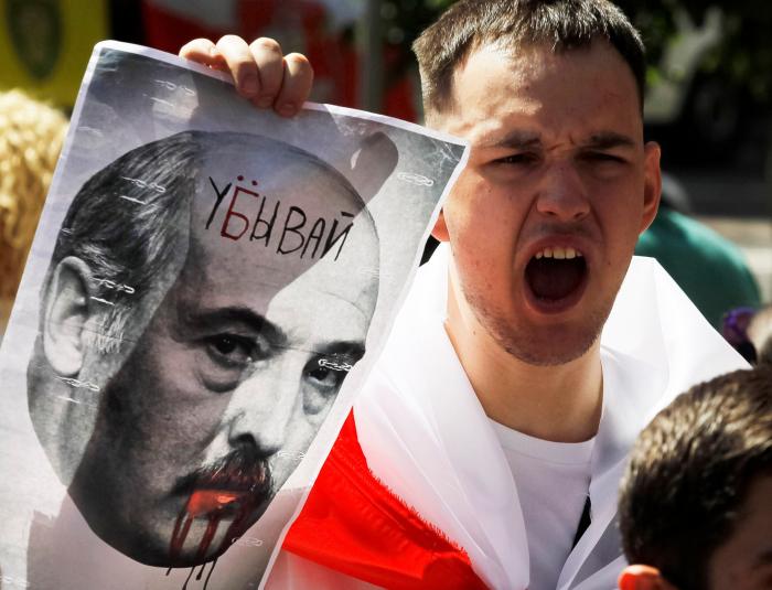 El autoritario Lukashenko renueva en el poder de Bielorrusia, entre protestas por fraude