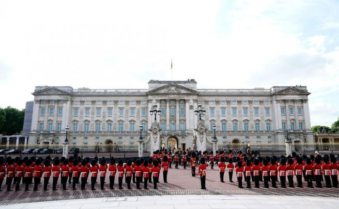Entrevistan a unos españoles en Londres por Isabel II y lo que dicen hace las maravillas de Twitter