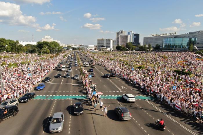 El autoritario Lukashenko renueva en el poder de Bielorrusia, entre protestas por fraude