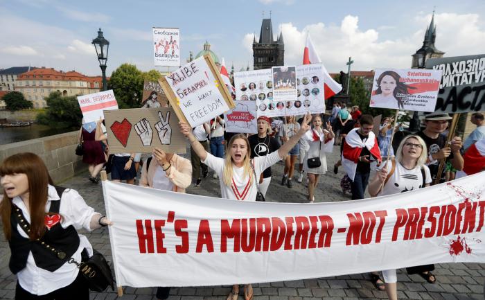 El autoritario Lukashenko renueva en el poder de Bielorrusia, entre protestas por fraude