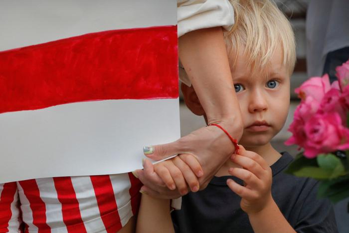 El autoritario Lukashenko renueva en el poder de Bielorrusia, entre protestas por fraude