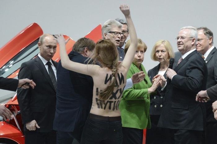 Obama llama a Putin para intentar una solución diplomática en Ucrania y le pide retirar las tropas