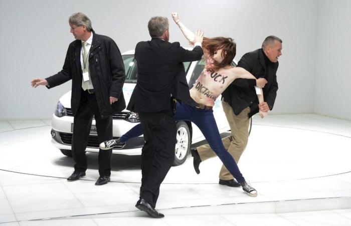 Obama llama a Putin para intentar una solución diplomática en Ucrania y le pide retirar las tropas