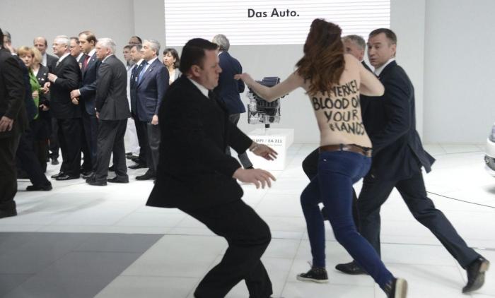 Obama llama a Putin para intentar una solución diplomática en Ucrania y le pide retirar las tropas