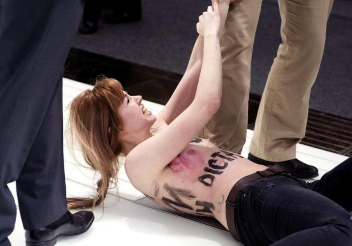 Obama llama a Putin para intentar una solución diplomática en Ucrania y le pide retirar las tropas