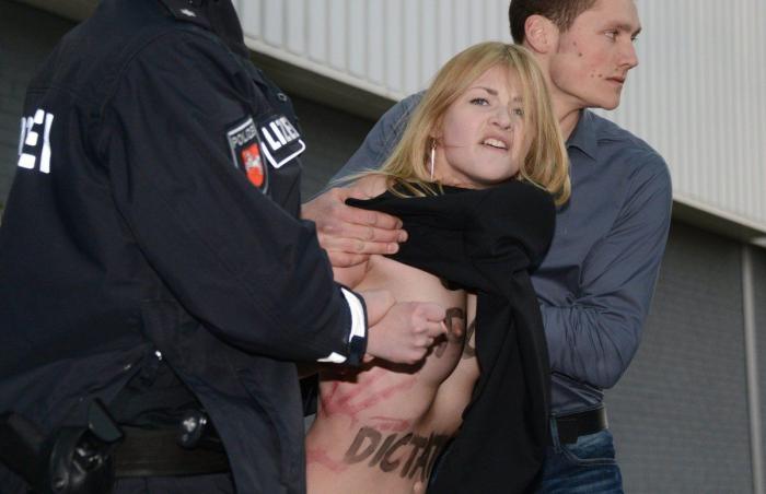 Obama llama a Putin para intentar una solución diplomática en Ucrania y le pide retirar las tropas