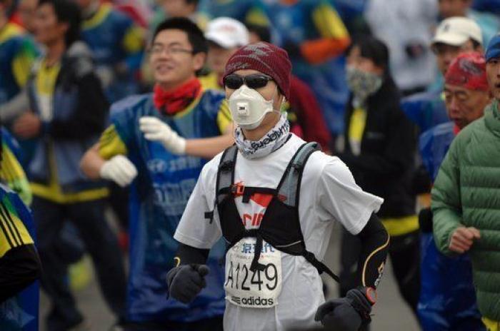 Así han tenido que correr muchos la maratón de Pekín por la contaminación (FOTOS)