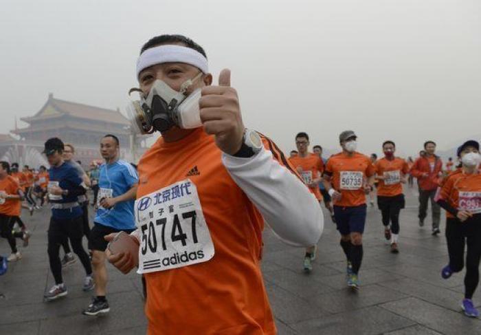 Así han tenido que correr muchos la maratón de Pekín por la contaminación (FOTOS)