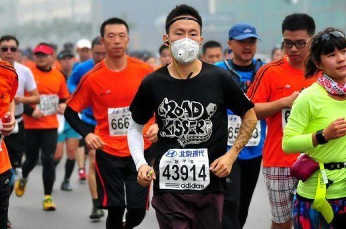 Así han tenido que correr muchos la maratón de Pekín por la contaminación (FOTOS)