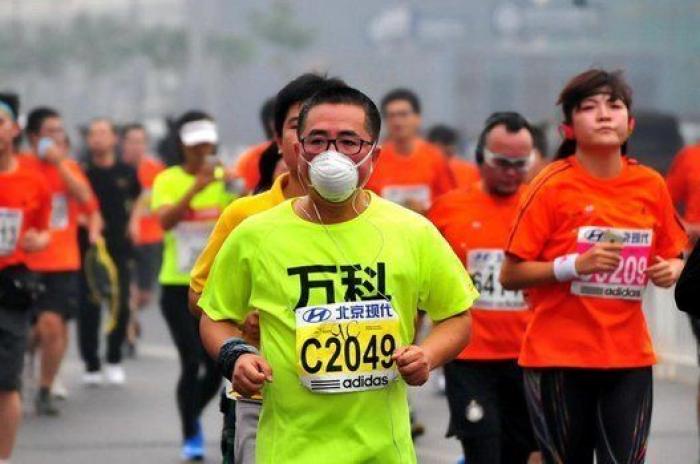 Así han tenido que correr muchos la maratón de Pekín por la contaminación (FOTOS)