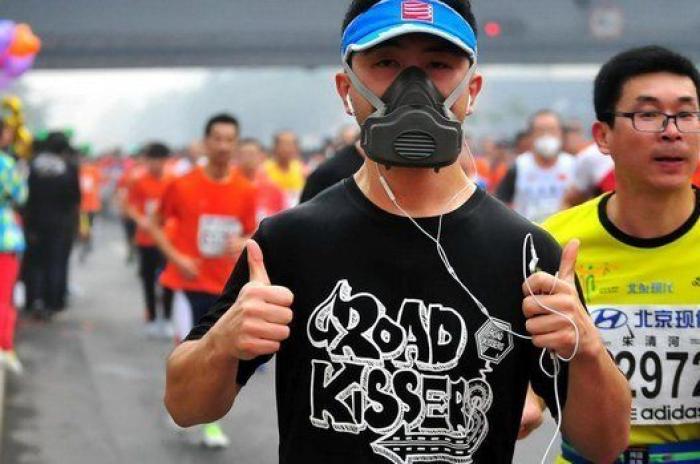 Así han tenido que correr muchos la maratón de Pekín por la contaminación (FOTOS)