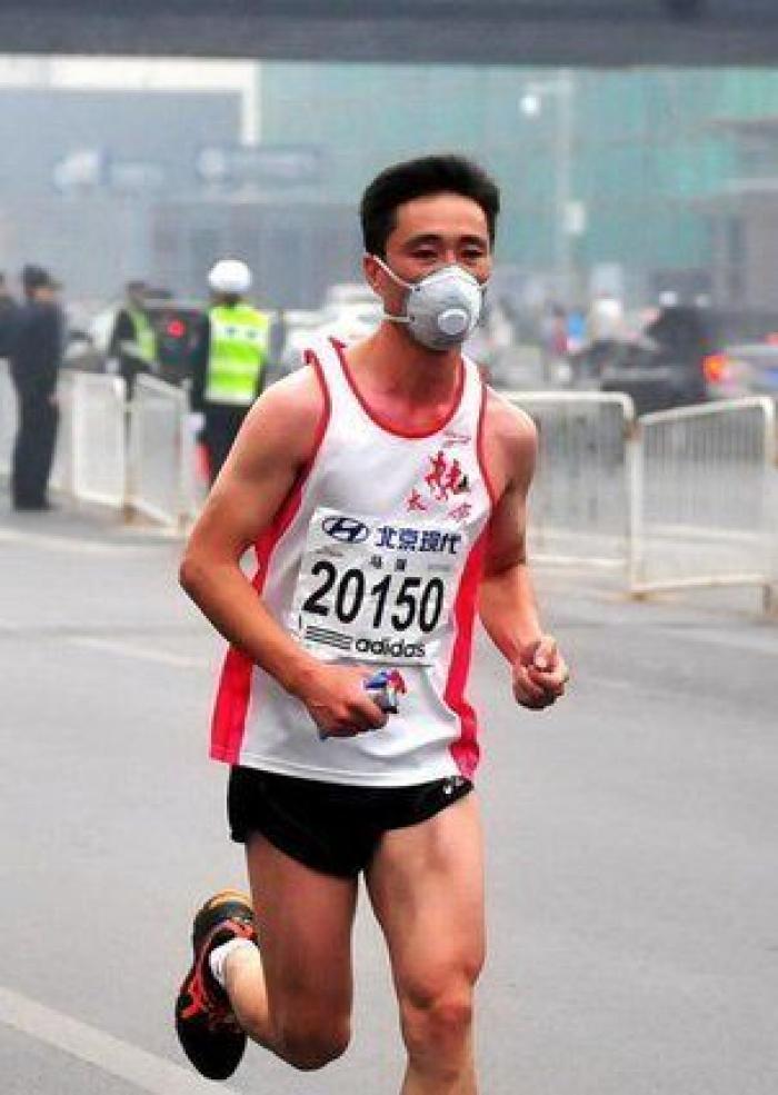 Así han tenido que correr muchos la maratón de Pekín por la contaminación (FOTOS)