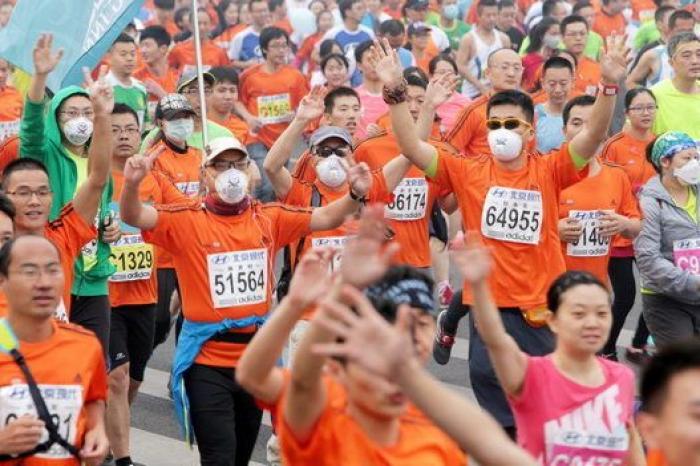 Así han tenido que correr muchos la maratón de Pekín por la contaminación (FOTOS)