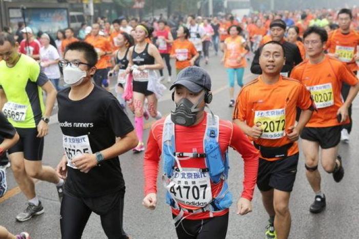 Así han tenido que correr muchos la maratón de Pekín por la contaminación (FOTOS)