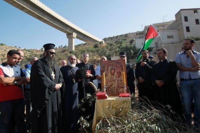 Religiosos católicos y ortodoxos chocan con el Ejército de Israel para defender una tierra cerca de Belén (FOTOS)
