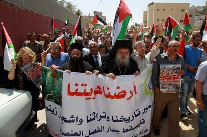 Religiosos católicos y ortodoxos chocan con el Ejército de Israel para defender una tierra cerca de Belén (FOTOS)