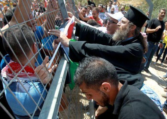 Religiosos católicos y ortodoxos chocan con el Ejército de Israel para defender una tierra cerca de Belén (FOTOS)