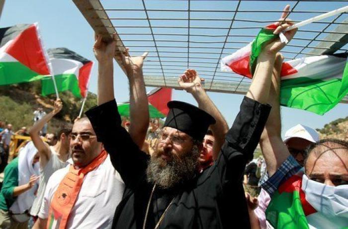 Religiosos católicos y ortodoxos chocan con el Ejército de Israel para defender una tierra cerca de Belén (FOTOS)