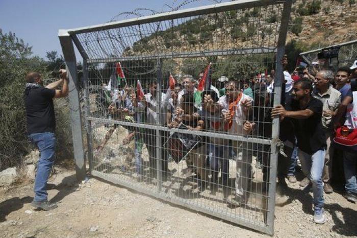 Religiosos católicos y ortodoxos chocan con el Ejército de Israel para defender una tierra cerca de Belén (FOTOS)