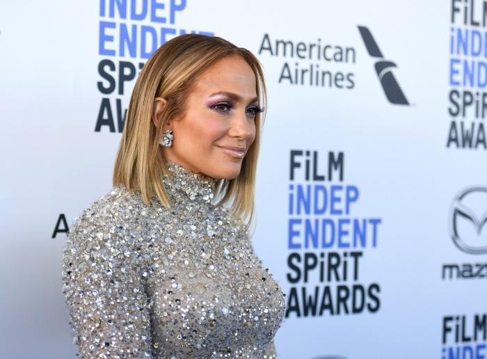 Así cambian las famosas con el pelo al natural