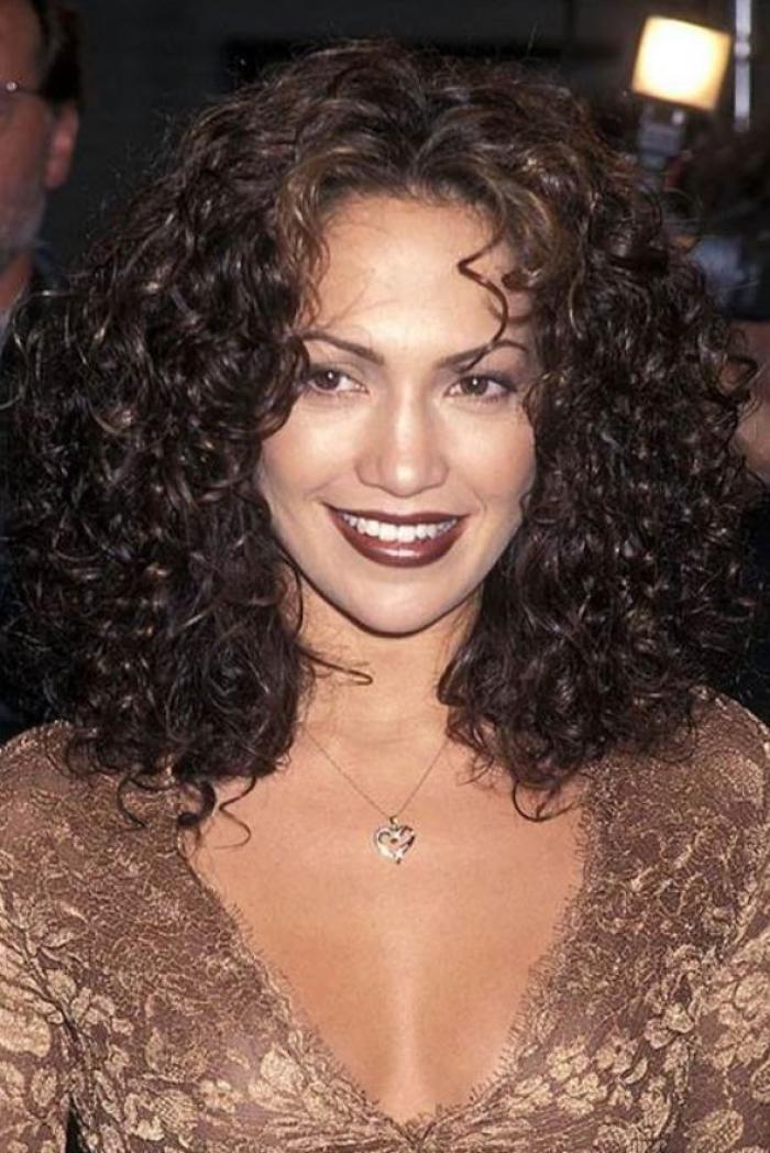 Así cambian las famosas con el pelo al natural