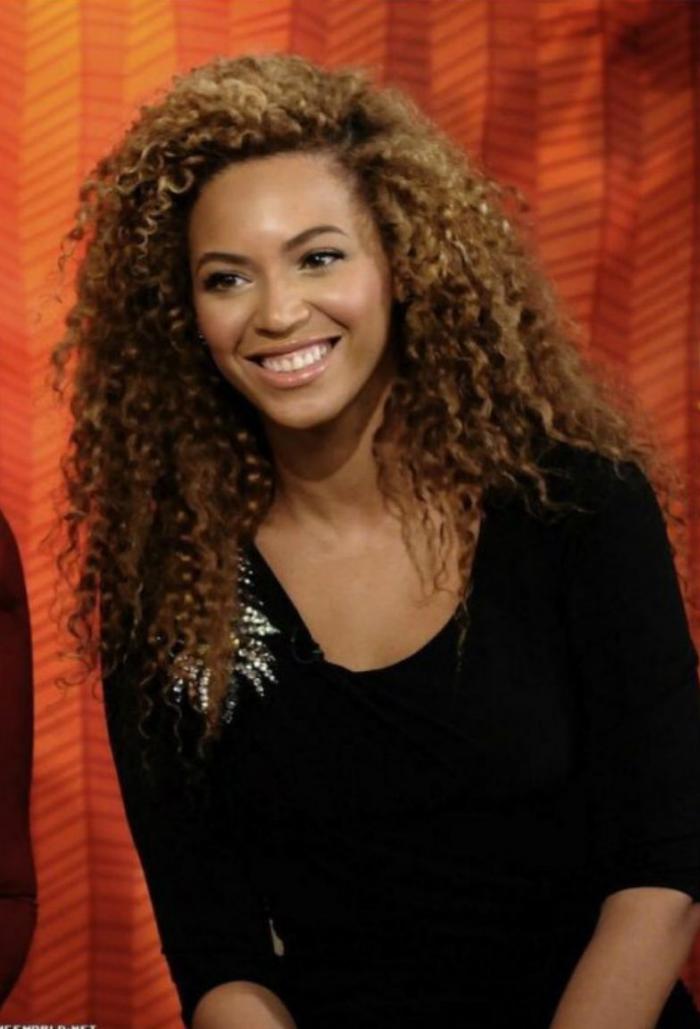 Así cambian las famosas con el pelo al natural