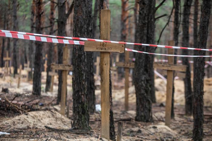 Ucrania anuncia el hallazgo de dos fosas comunes más en Izium