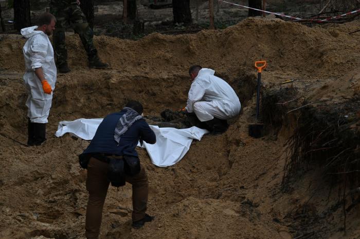 Ucrania anuncia el hallazgo de dos fosas comunes más en Izium