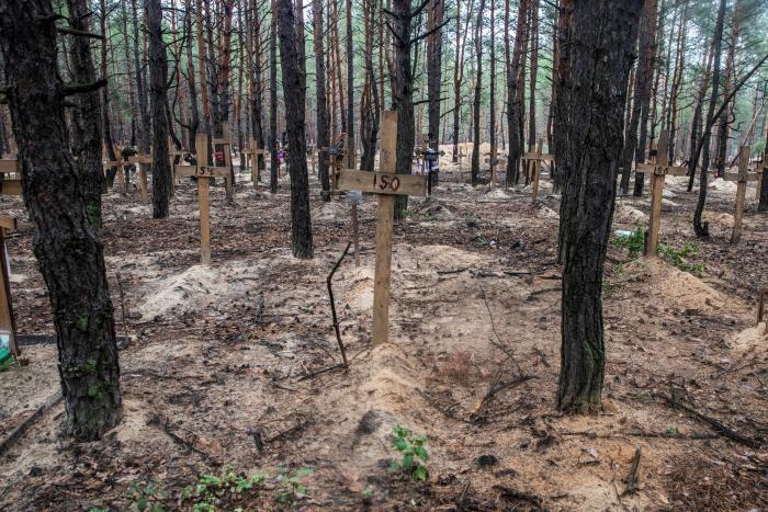Ucrania anuncia el hallazgo de dos fosas comunes más en Izium