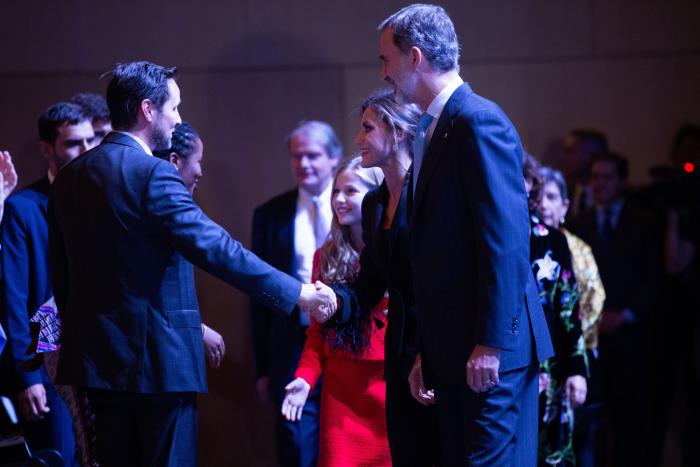 La explicación a lo que se ve en esta foto de la reina Letizia y un premiado de los princesa de Girona